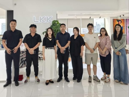 太阳成集团tyc33455cc艺术学院教师团队走访洛可可创新设计集团——AI赋能，开启艺术设计校企合作新局