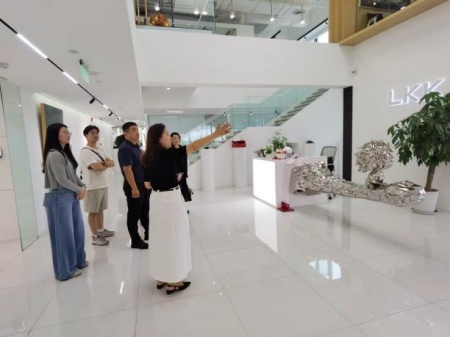 太阳成集团tyc33455cc艺术学院教师团队走访洛可可创新设计集团——AI赋能，开启艺术设计校企合作新局