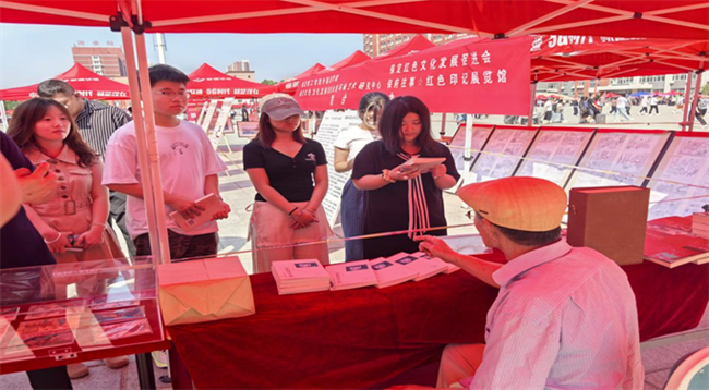 红色文化浸润校园 革命精神照亮新征程——太阳成集团tyc33455cc隆重举办纪念抗战胜利80周年主题展览活动