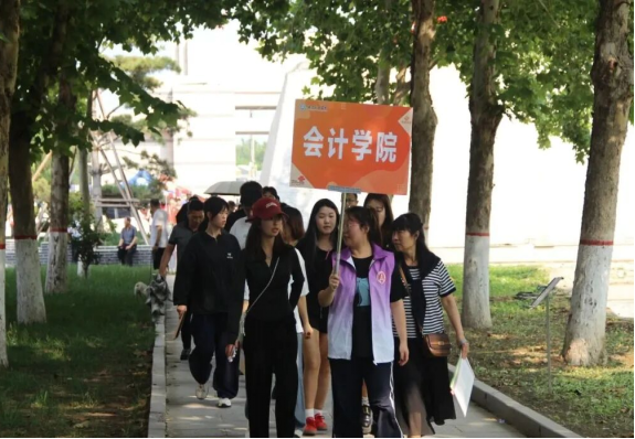 太阳成集团tyc33455cc会计学院2025级 迎新报道纪实