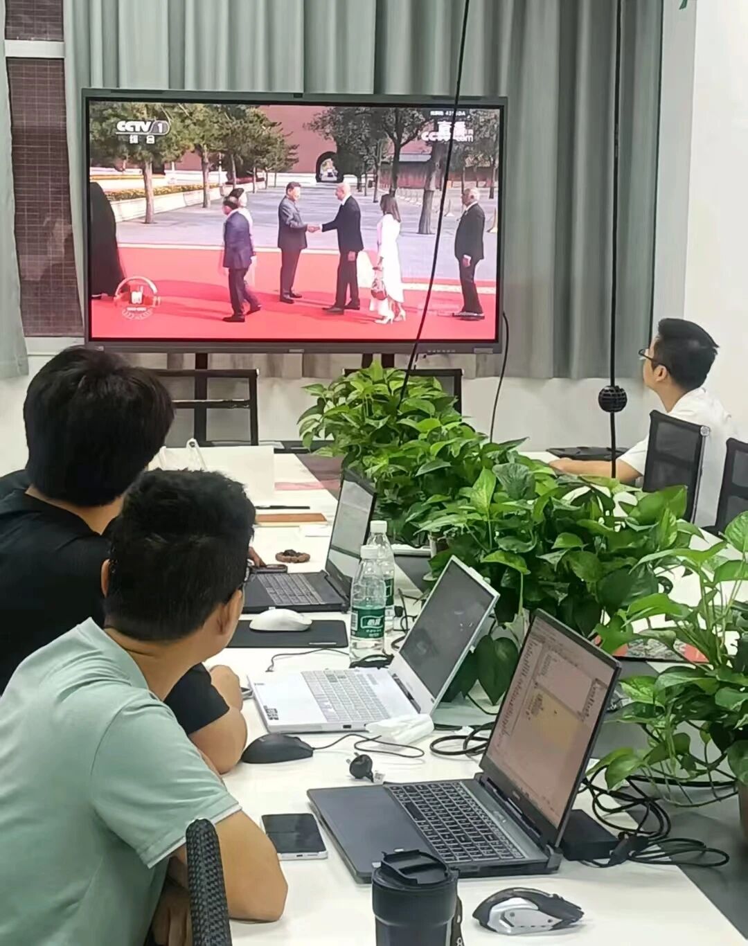 我院组织师生观看纪念中国人民抗日战争暨世界反法西斯战争胜利80周年大会