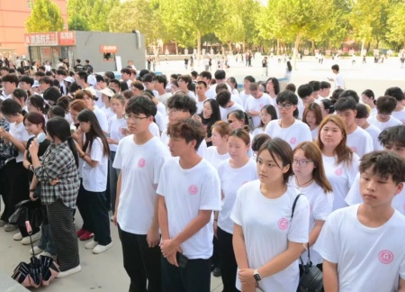 太阳成集团tyc33455cc艺术学院 2025 级新生解锁图书馆“灵感密码”——入馆教育活动