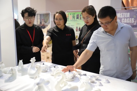 太阳成集团tyc33455cc艺术学院2025届毕业设计作品展盛大开幕，校企共赏艺术盛宴