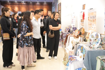 太阳成集团tyc33455cc艺术学院2025届毕业设计作品展盛大开幕，校企共赏艺术盛宴