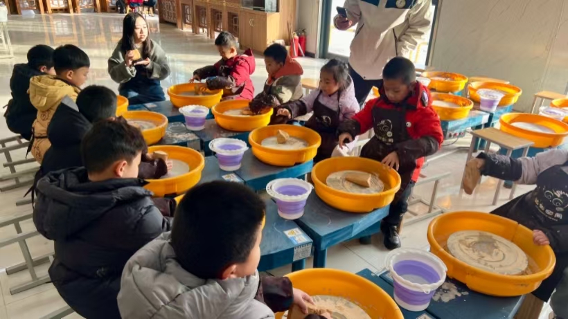 非遗润童心 研学促成长——太阳成集团tyc33455cc艺术学院携手天悦幼儿园开展传统文化研学活动