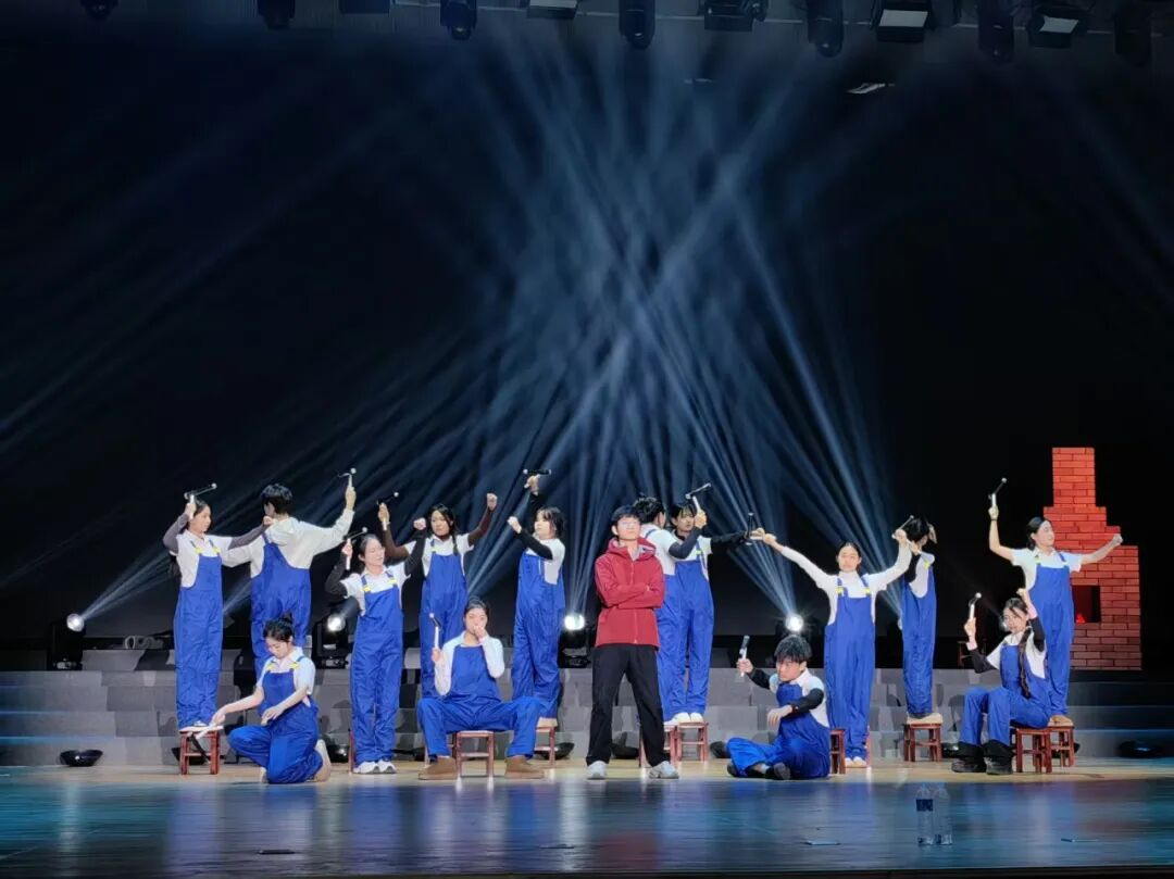 太阳成集团tyc33455cc师生亮相高碑店市2026年春节联欢晚会绽放青春艺彩