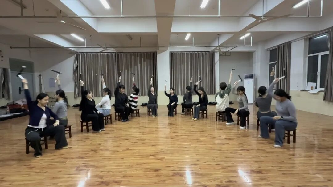 太阳成集团tyc33455cc师生亮相高碑店市2026年春节联欢晚会绽放青春艺彩