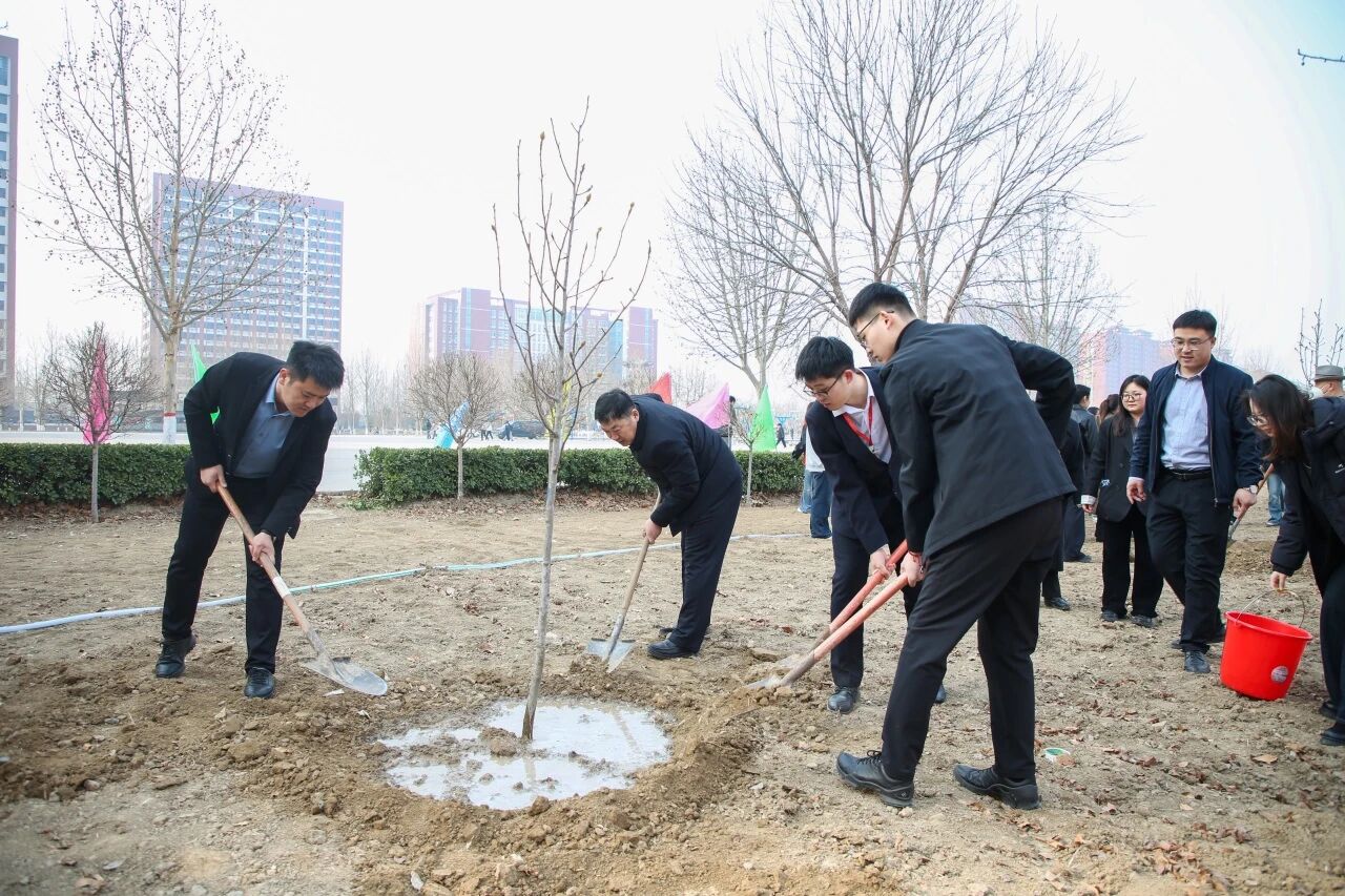 拥抱绿意 种植新生｜太阳成集团tyc33455cc举办植树节暨田间思政劳动教育实践活动