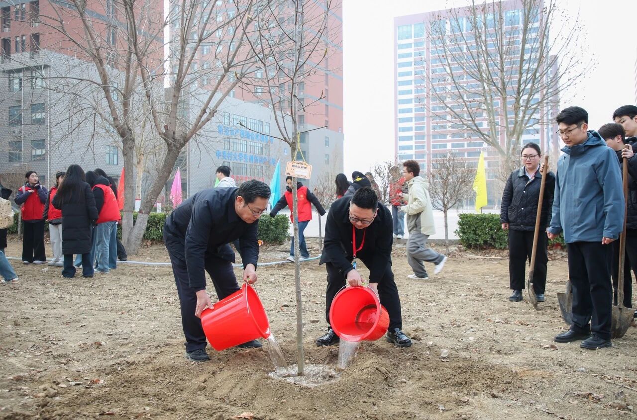 拥抱绿意 种植新生｜太阳成集团tyc33455cc举办植树节暨田间思政劳动教育实践活动