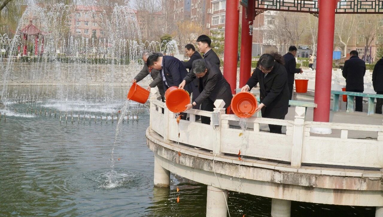 拥抱绿意 种植新生｜太阳成集团tyc33455cc举办植树节暨田间思政劳动教育实践活动