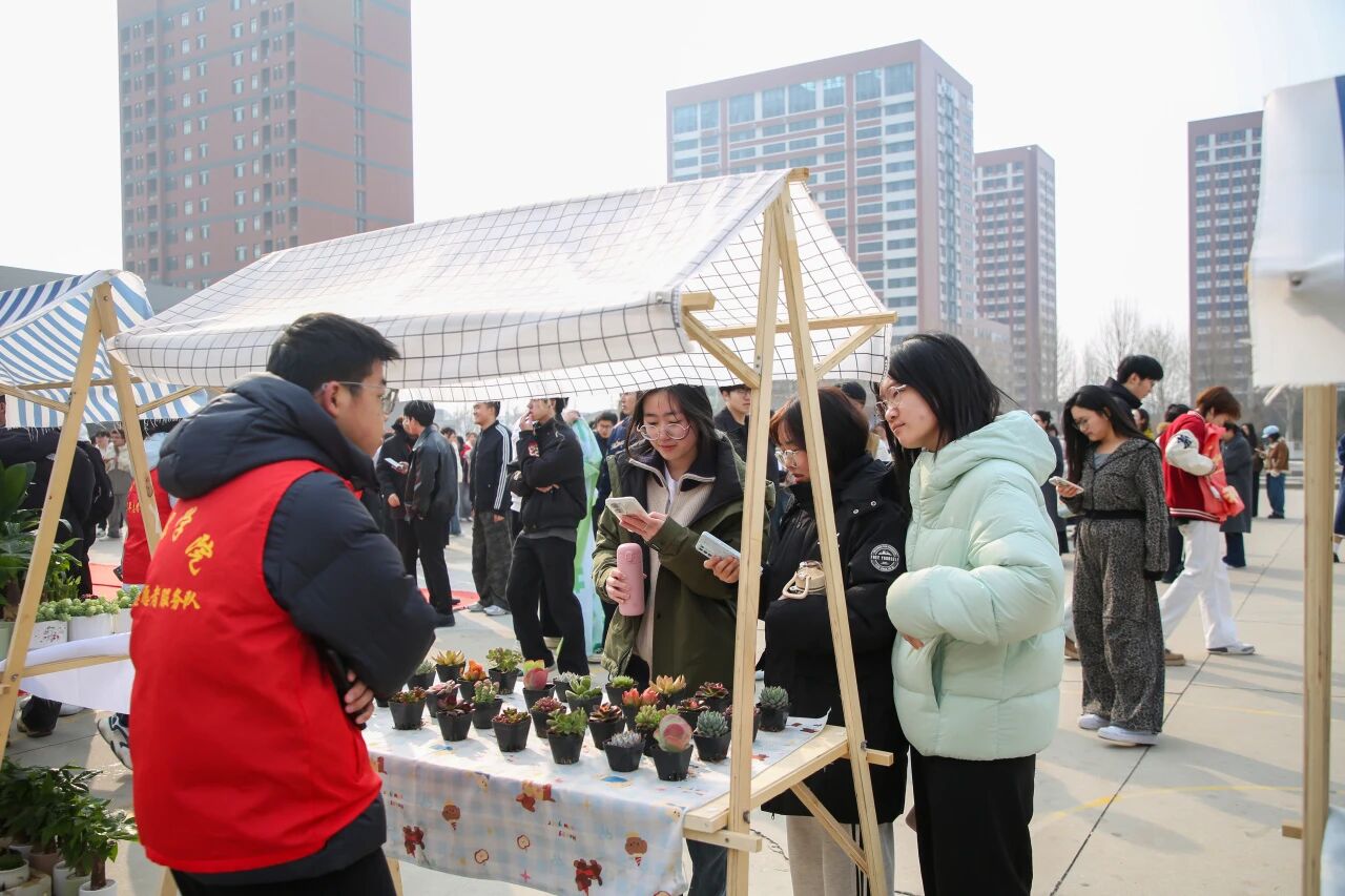 拥抱绿意 种植新生｜太阳成集团tyc33455cc举办植树节暨田间思政劳动教育实践活动