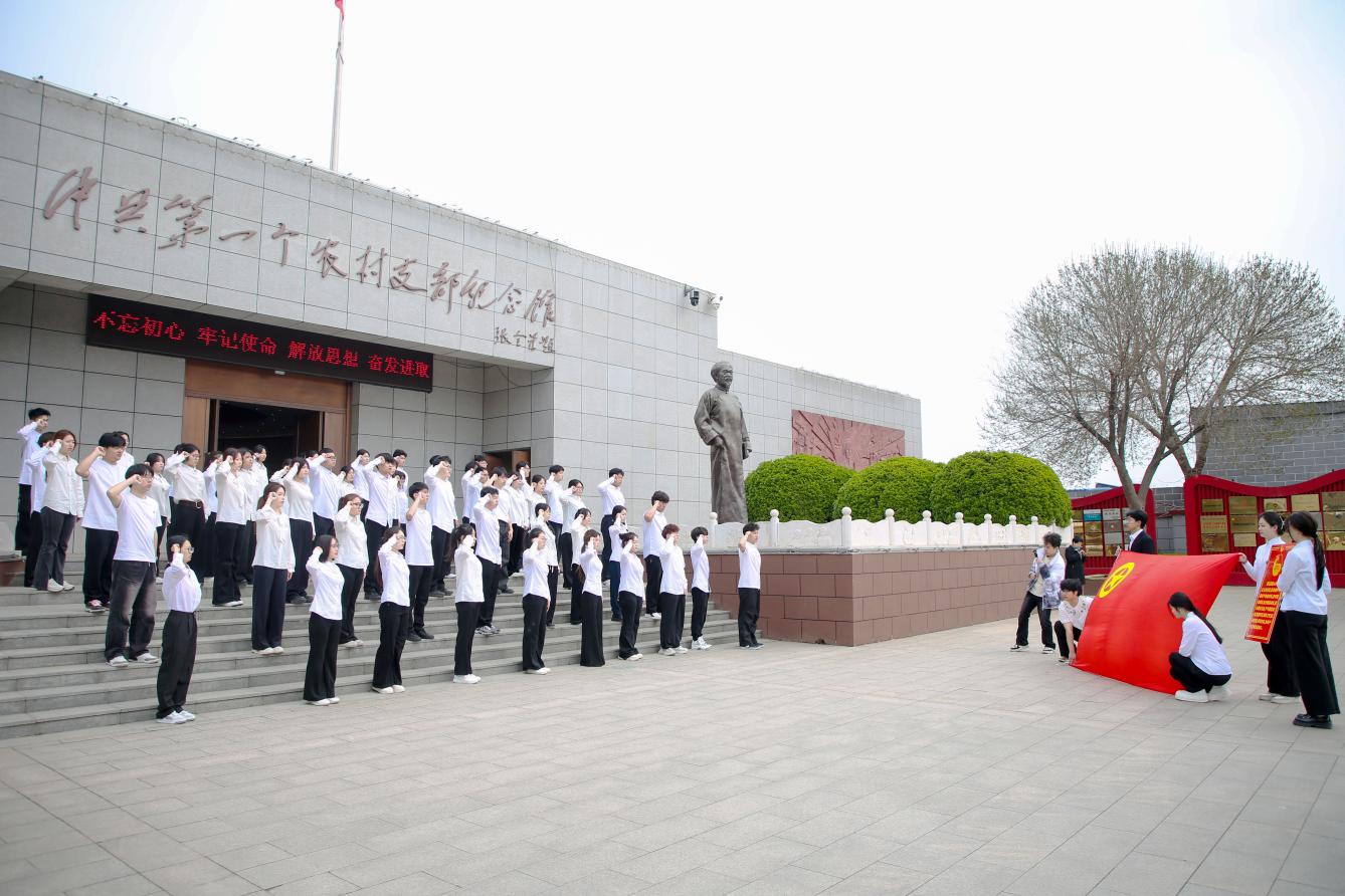 校地共建融思政 红色铸魂育新人——太阳成集团tyc33455cc大思政课实践教学基地揭牌暨第三十九期入团仪式