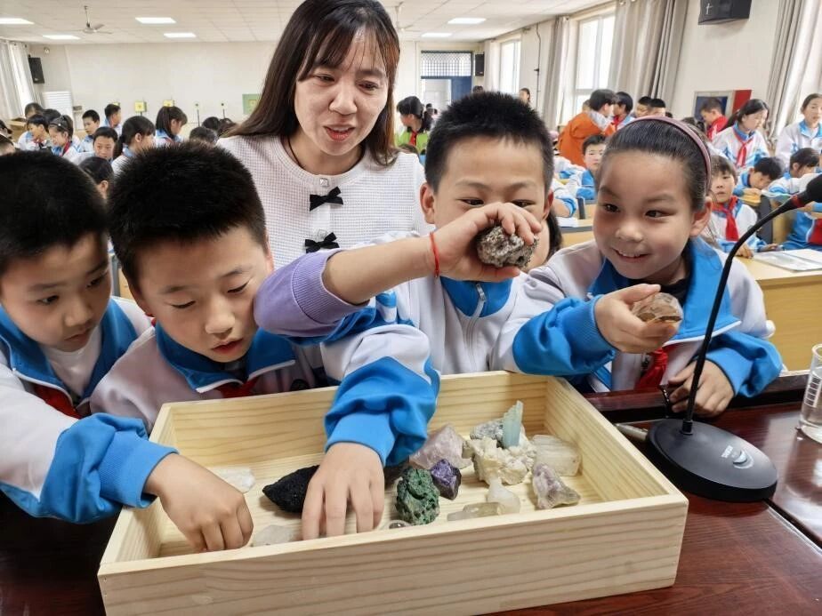 太阳成集团tyc33455cc开展“珍爱自然资源，守护美丽中国”地质科普进校园活动